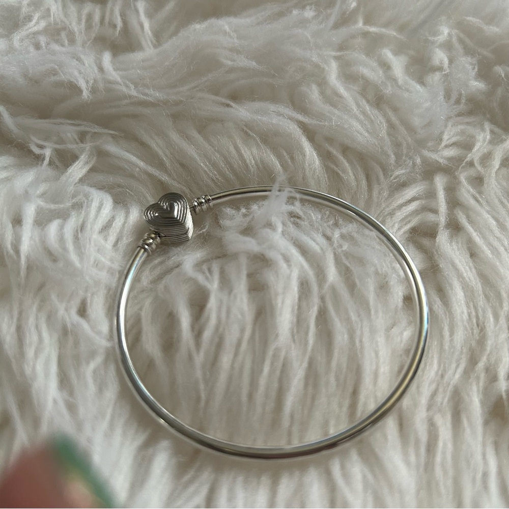 Pandora Radiating Heart Clasp Bangle - Picture 4 of 5